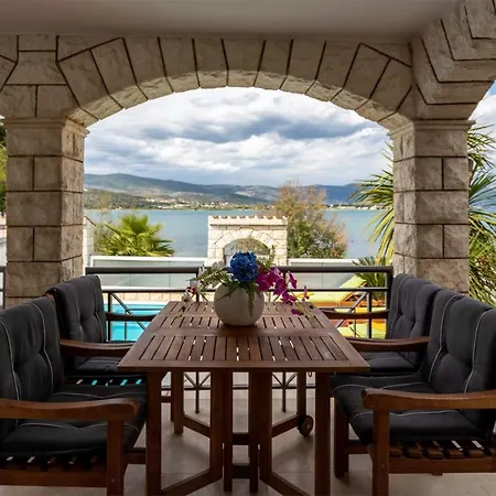 Villa Martina - *