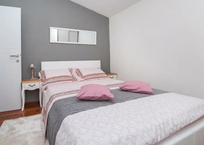 Martina - * Τρογκίρ